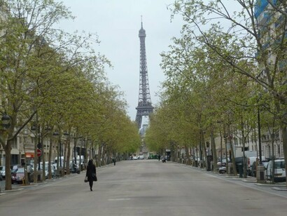 París. La Torre Eiffel al fondo de una avenida parisina
