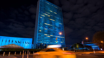 La sede de Naciones Unidas, Nueva York, Estados Unidos, aparece iluminada de azul como un símbolo de un orden internacional que aún intenta sostenerse entre guerras, tensiones y disputas de poder