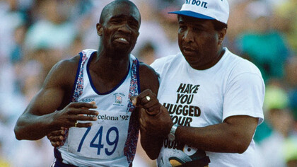 Derek Redmond recorre con su padre los últimos metros de la semifinal de los 400 metros lisos en Barcelona 92