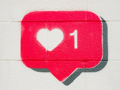 Símbolo do "like". Se a poesia das relações é saber lidar com as diferenças, que o outro traz. Então porque negá-las fazendo do outro um boneco de seu próprio desejo. Talvez para uma concepção mais asséptica, validada, menos perigosa, mais óbvia ou ainda que não importune sua “solitude”, e dessa forma aparentemente mais controlável