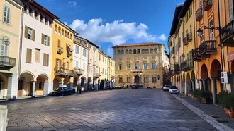 Biella Piazzo, Piazza della Cisterna con vista sul palazzo Cisterna, foto di Michael Musto. Biella, Italia