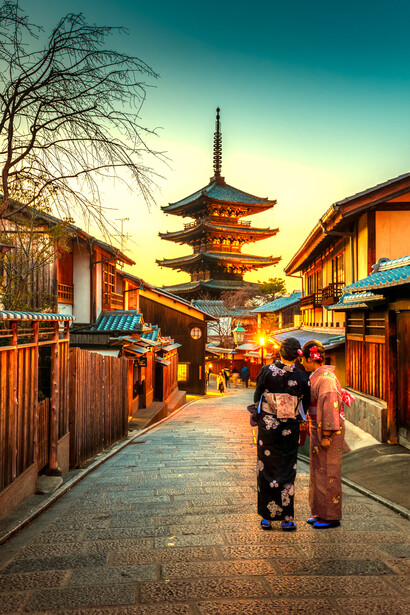 Tokyo, Giappone. L’incontro tra la quiete solenne dei giardini dei templi e l'energia dei mercatini. Il riflesso del rispetto e della gentilezza in un mondo guidato dalla tecnologia e dall'innovazione
