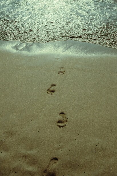 Mas só ouvir não é o suficiente, preciso externar o que estou sentindo. E colocar os sentimentos para fora em palavras sempre foi um desafio para mim. Pensar é muito mais fácil do que falar. Ouvir os outros também é mais fácil do que ouvir a si mesmo. E o que ninguém sabe, e talvez nem imaginem, é que eu tenho uma enorme dificuldade em começar. Qualquer coisa