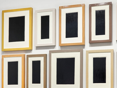 Allan McCollum, One wall, one work, exhibition view. Courtesy of Krakow Witkin Gallery