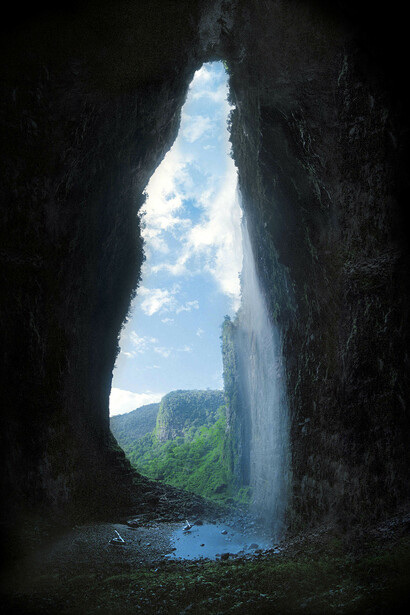 Los tres helicópteros estacionados al lado del laguito que hay al pie de la cascada dan buena muestra de las colosales dimensiones de la Cueva del Fantasma