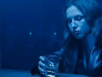 Mulher bebe sozinha em bar. Portanto, em “Sexta-feira”, de JC, mais do que se fomentar e/ou frisar a máxima segundo a qual “a sexta-feira é o dia do homem”, explicita-se a (in) sensibilidade de certos homens com relação à família, tudo por conta da sexta-feira, e chama-se-lhes atenção para mais compreensão (ou compaixão?), sob o risco de a mulher, em busca de alívio, cometer actos que periguem ou manchem o seu relacionamento