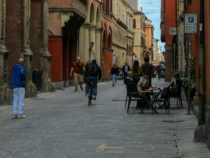 Cena urbana. Às vezes tinha a impressão de que os seus dias eram um desperdício organizado, uma rotina meticulosa e discreta de suicídio social com fôlego longo, sem dramatismo. Um escoamento lento, como a água que pinga de uma torneira mal fechada e afligia-o que tudo aquilo em que acreditava iria morrer com ele ou talvez até, antes dele, como se a vida fosse um ensaio geral sem estreia