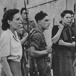 Centro di Documentazione Ebraica Contemporanea (CDEC), Press association inc., Israele bemporad con
un gruppo di partigiani il giorno della liberazione di pistoia l'8 settembre 1944, archivio degli antifascisti e partigiani ebrei. Per gentile concessione de Rete Fotografia