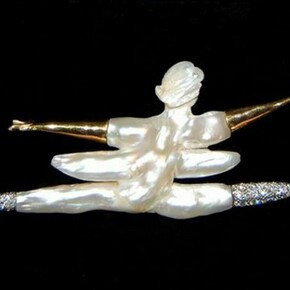 Geoffrey Rowlandson, Grand Jete, gold with diamonds and two cultured baroque pearls, London 1999, 116 KB, © Geoffrey Rowlandson