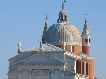 Venezia: due minareti fanno capolino dietro alla mole possente del Redentore