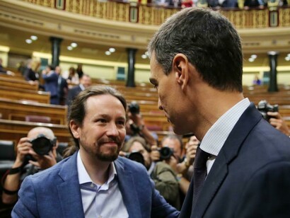 Sánchez recibe la felicitación del líder de Podemos, Pablo Iglesias