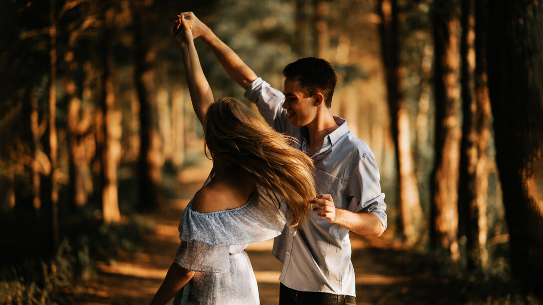 Pareja bailando en un sendero dentro del bosque en Anne Springs, Fort Mill, Estados Unidos