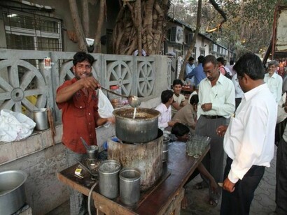 Una pausa in strada per bere un buon Masala Chai