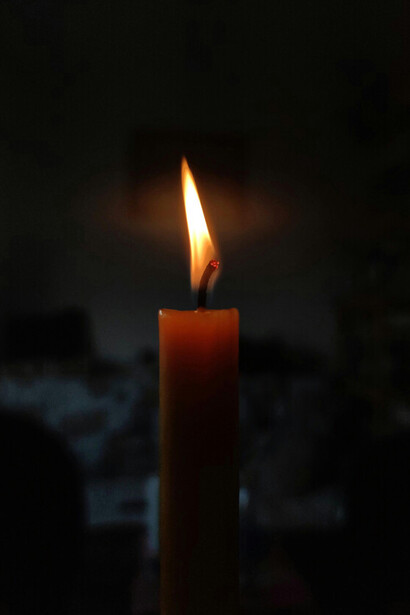 Entre velas encendidas y rezos silenciosos, la memoria de Luz Caraballo sigue iluminando los caminos fríos del páramo andino