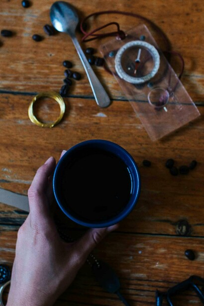 Os objetos se tornam, paradoxalmente, uma forma de adiar a percepção da finitude: enquanto estiverem ali, sempre haverá a possibilidade imaginária de recuperarmos velhos planos