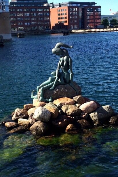 Copenhague. Estatua de la Sirenita, obra de Bjørn Nørgaard