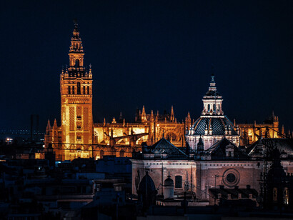 La Giralda es mucho más que un simple campanario; es un testigo silencioso de la evolución de la historia, la arquitectura y la cultura de la ciudad de Sevilla en España