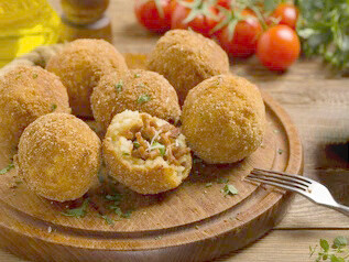 L'arancina o arancino, oggetto di una diatriba lessicale che divide l'isola in fazioni maschili e femminili