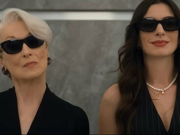 Andy Sachs e Miranda Priestly juntas durante uma viagem de elevador. O novo filme atualiza a dinâmica entre as protagonistas para um mundo influenciado pelas redes sociais e pela comunicação digital
