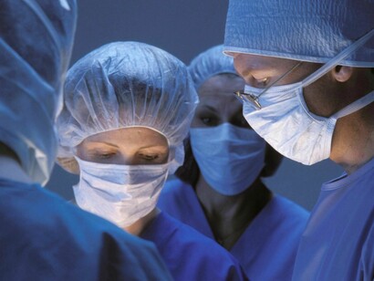 Equipo médico durante una intervención