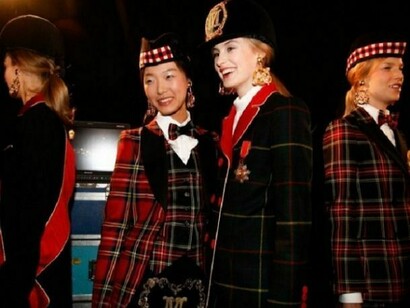 Backstage di una sfilata di capi in tartan
