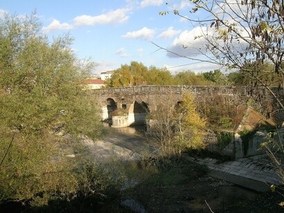 Costruito in epoca romana, il ponte ha subito diverse modifiche nel corso dei secoli, ma conserva ancora oggi la sua struttura originaria in pietra. Benevento, Italia