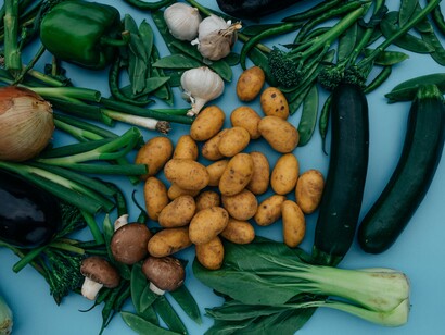 La dieta fruttariana si basa principalmente sul consumo di frutta fresca e secca, semi e noci, con una limitazione o esclusione degli altri alimenti di origine vegetale o animale