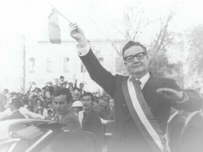 Der neu gewählte chilenische Präsident Salvador Allende winkt der Menge zu, Chile 1970