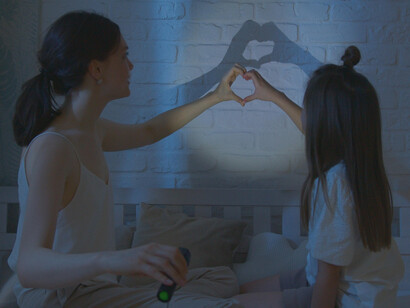 Una bambina gioca con la mamma in cameretta. Sogni interrotti: quando le aspettative familiari si scontrano con le passioni individuali