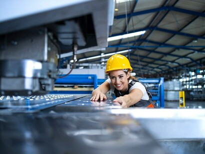 Mujer operando una máquina industrial