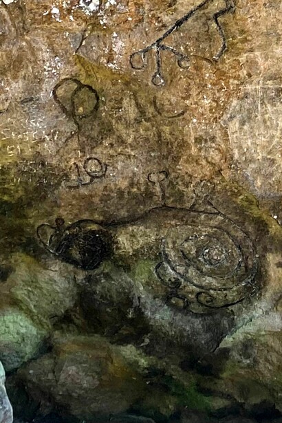 Cerca del río, examinan la "Piedra Pintada", cubierta de misteriosos petroglifos precolombinos. El Valle de Antón, Panamá