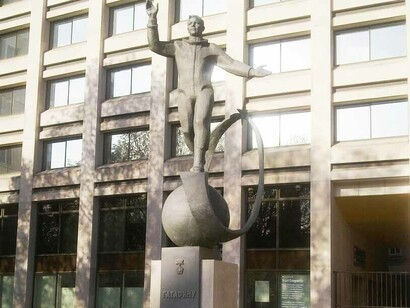 Yuri Alekseyevich Gagarin (09.03.1934 — 27.03.1968), Rusia. Estatua de Yuri Gagarin en Spring Gardens, Londres, Inglaterra
