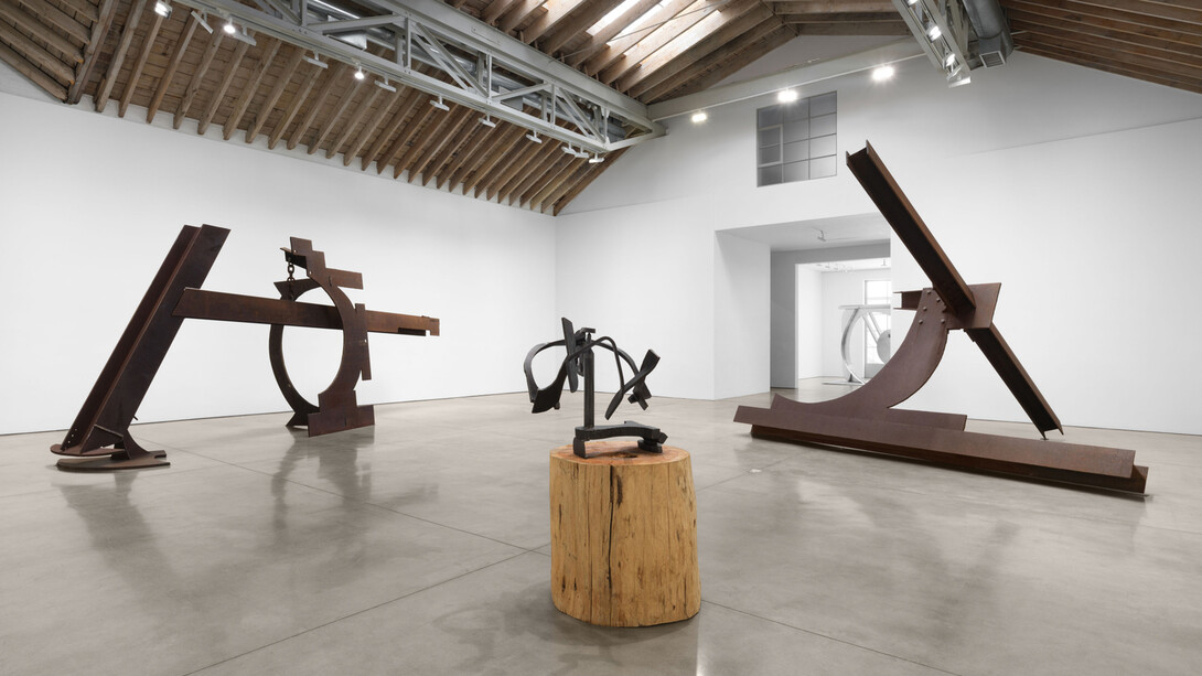 Mark di Suvero, Avanti! Exhibition view. Courtesy of Paula Cooper Gallery