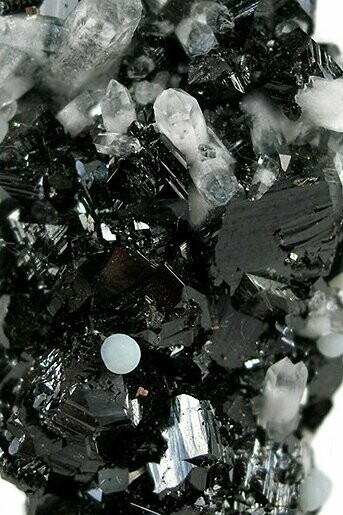 La aheylita, aunque su explotación se da principalmente en América del Sur, es uno de los llamados "minerales de conflicto"