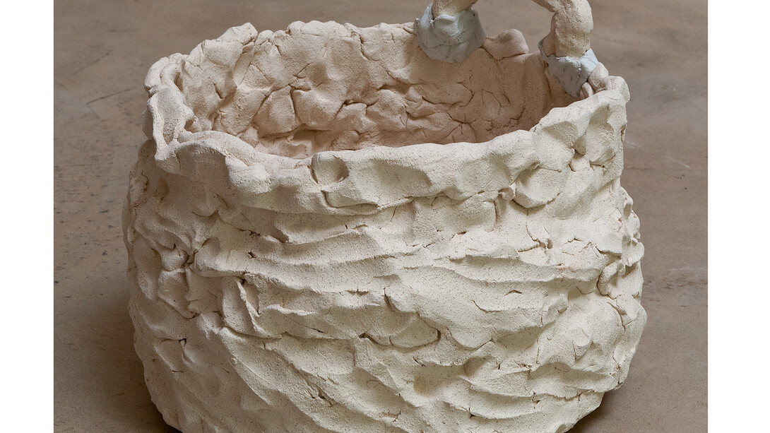 Beverly Semmes, Handle Pot #4, 2015, High fire ceramic and epoxy, 25,4 x 29,2 x 30,5 cm (10 x 11 1/2 x 12 in.), Courtesy of Beverly Semmes & Susan Inglett Gallery © Chris Kendall