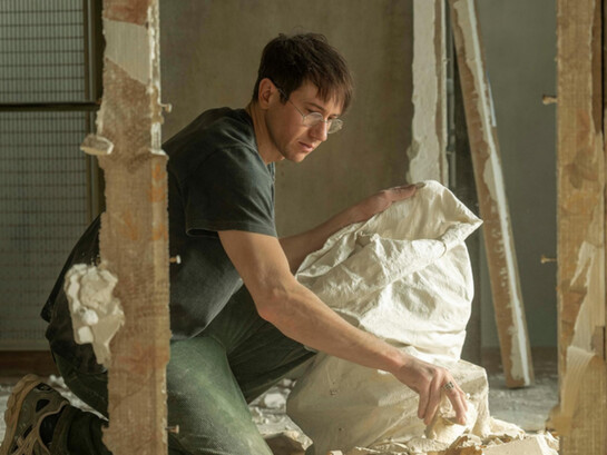 Bastien Bouillon in una scena del film diretto da Valérie Donzelli "La mattina scrivo"