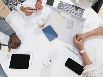 Las reuniones valiosas empiezan cuando dejamos el celular a un lado y miramos de frente a quien tenemos cerca