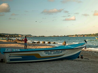 Pescadores na praia. Gostava de comprar uma casa junto ao mar, se assim não fosse, ao pé de um rio ou no campo. Que fosse num vilarejo piscatório, onde pudesse hipnotizar-me com o mar; com os seus movimentos ora calmos, ora intempestivos. Absorver a sua energia através das gotículas, das ondas revoltas, que se me pousam na pele e abismar-me com a sua grandeza e beleza