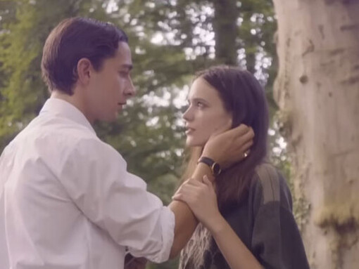 Joe descubrió que tenía la misma sensibilidad y curiosidad por el entorno que por sí misma, con su cuerpo. Stacy Martin (Joe), Shia LaBeouf (Jerôme)
