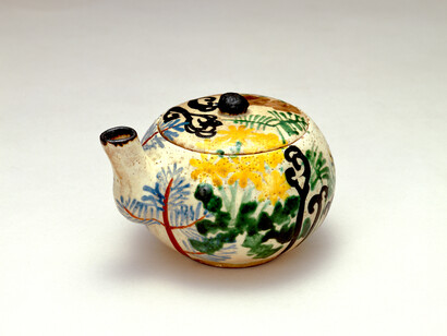 Sauce server, spring grasses design in overglaze enamels, Edo period (18th century), Suntory Museum of Art, Ogata Kenzan