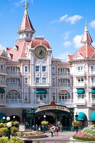Um dos portais de entrada e hospedagem na Disneyland de Paris, França