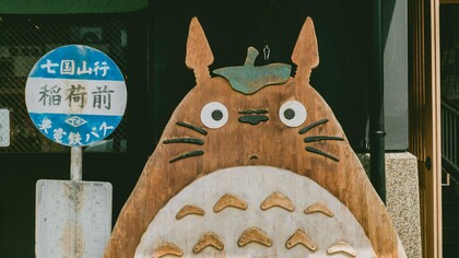 Figura del personaje de "Mi vecino Totoro" (1988) en la vía pública, Japón