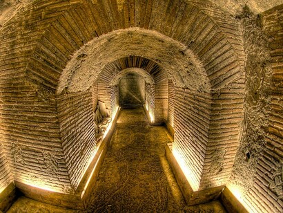 Il munaciello potrebbe essere il pozzaro che passando attraverso i canali sotterranei dell’acquedotto risaliva lungo le pareti del pozzo