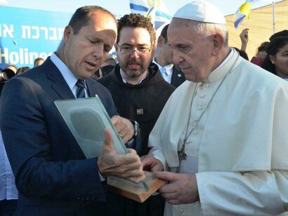 The Pope with the Mayor of Jerusalem Nir Barkat. Credit for the photo: Jeki Levi