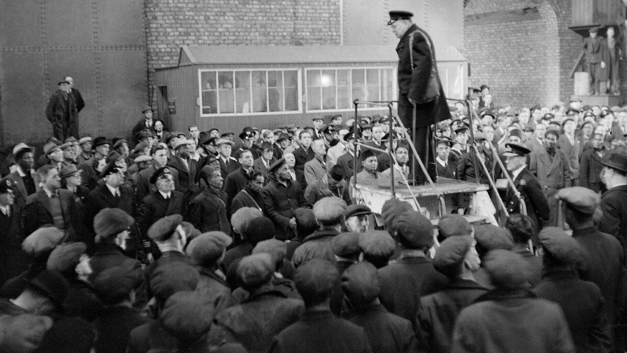 Winston Churchill discursando para tripulações de navios mercantes e estivadores em Liverpool, na Inglaterra, 1941. "[...] between war and dishonour. You [Neville Chamberlain] chose dishonour, and you will have war.". A frase é uma grande lição de retórica e de vida. Paralelismo com variação e assimetrias ilumina a situação e a previsibilidade dos desenvolvimentos