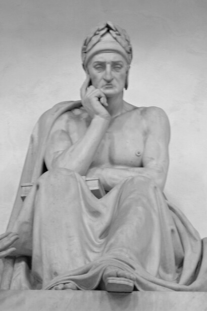 Qui riposano non solo i corpi, ma anche le idee, i sogni e le rivoluzioni che hanno plasmato la nostra civiltà. Nella foto il cenotafio monumentale a Dante Alighieri, opera di Stefano Ricci 1818-29. Basilica di Santa Croce, Firenze, Italia