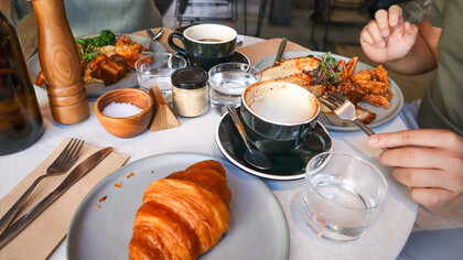 Mesa com comidas de um brunch