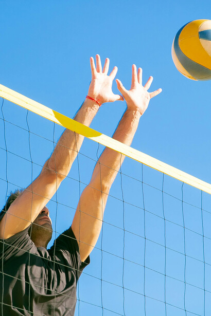 Aprenda a avaliar criticamente seu desempenho no vôlei, buscando melhorias contínuas que fortalecem tanto o corpo quanto a mente