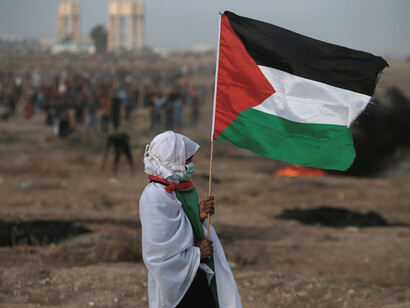 Ciudadana porta una bandera de Palestina