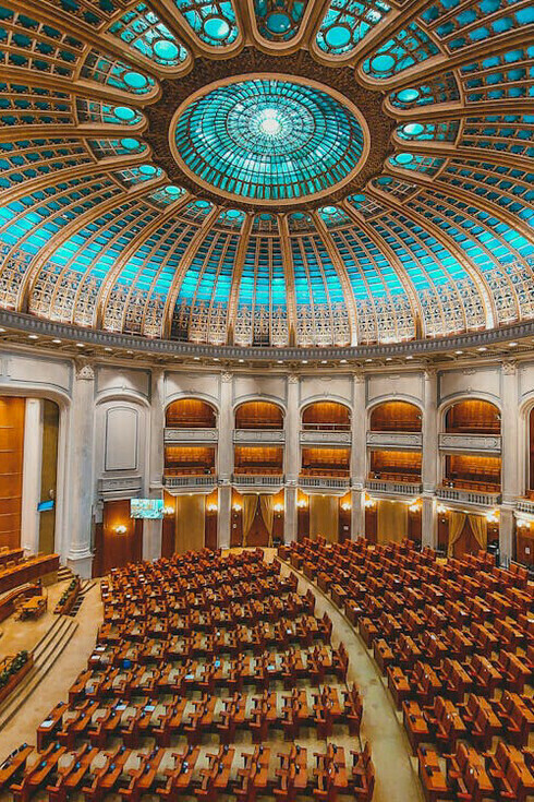 La sala, vacía pero imponente, donde se desarrollan los debates políticos
